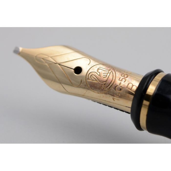 The Pelikan stand is not part of the offer.