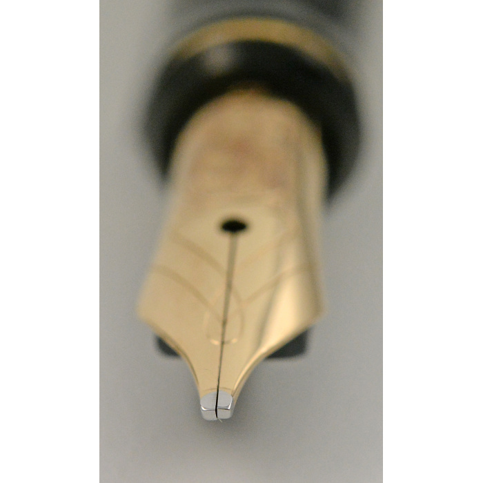 The Pelikan stand is not part of the offer.