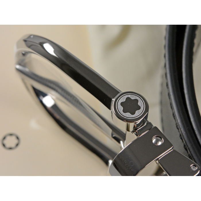 Montblanc Gürtel aus wendbarem Leder in Schwarz Blau mit hufeisenförmiger Schließe 128784_3 Montblanc-Guertel-aus-wendbarem-Leder-in-Schwarz-Blau-mit-hufeisenfoermiger-Schliesse-128784